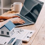 Naviguer dans le monde de l’immobilier : conseils pour acheter ou vendre