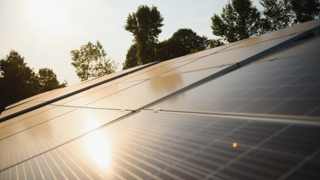 Transformez votre toit en source d'énergie propre : l'alliance de la toiture et du solaire