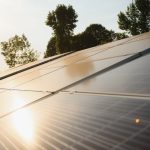 Transformez votre toit en source d’énergie propre : l’alliance de la toiture et du solaire