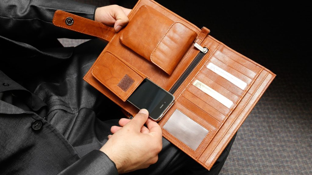 Comment les cadeaux en cuir personnalisés valorisent l’image de marque d’une entreprise ?