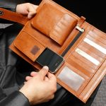 Comment les cadeaux en cuir personnalisés valorisent l’image de marque d’une entreprise ?