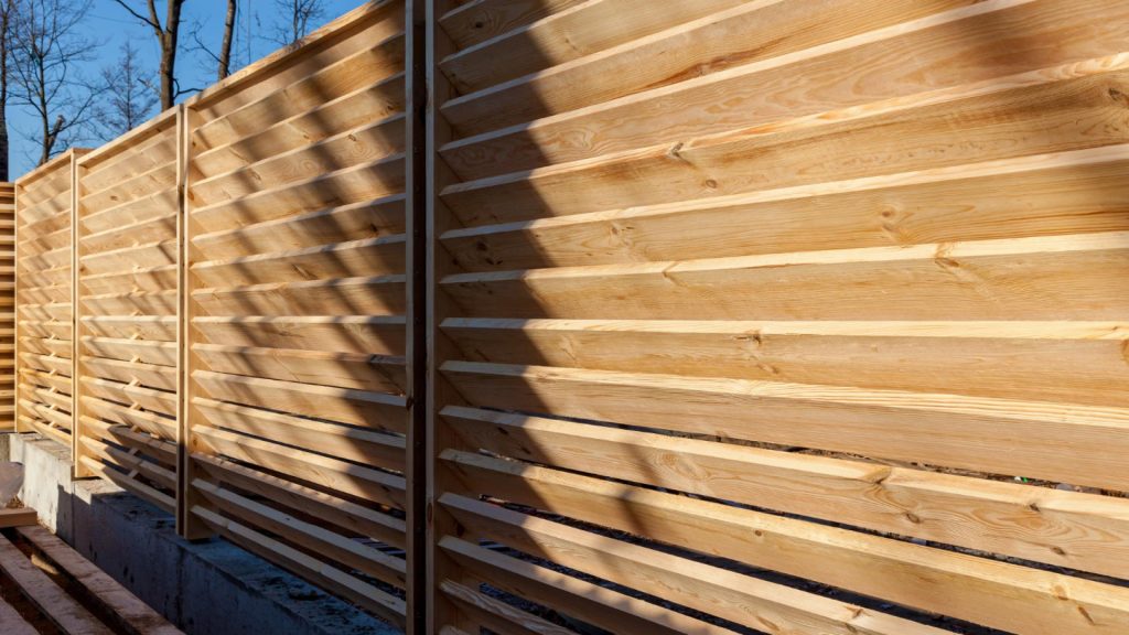 Les avantages d’un brise-vue en bois pour votre jardin