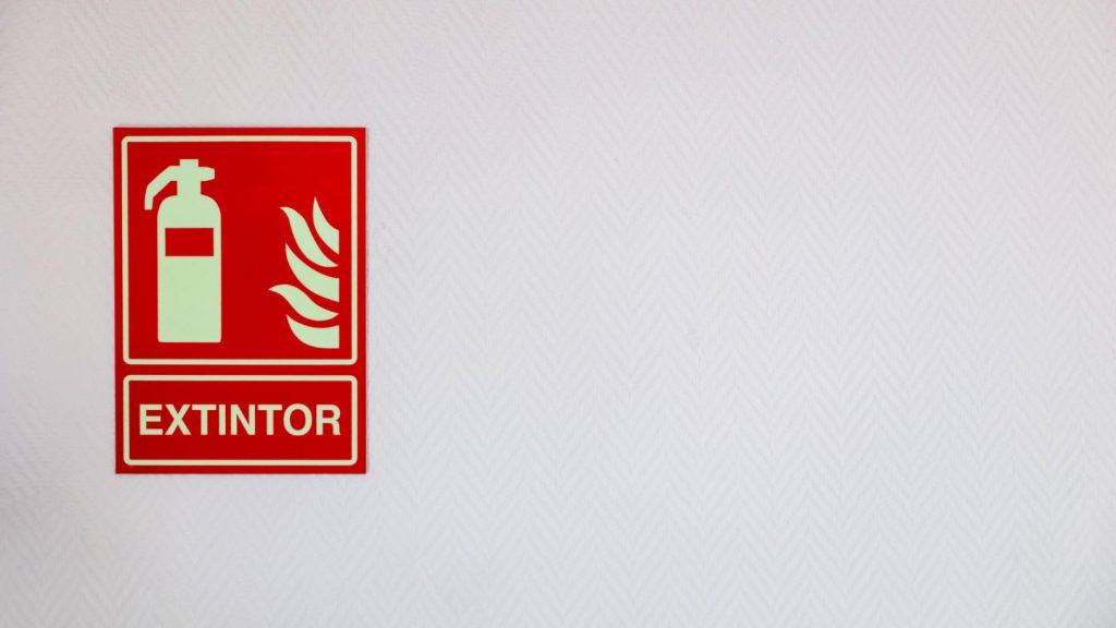 Tout savoir sur la signalisation extincteur et les panneaux pour la sécurité incendie